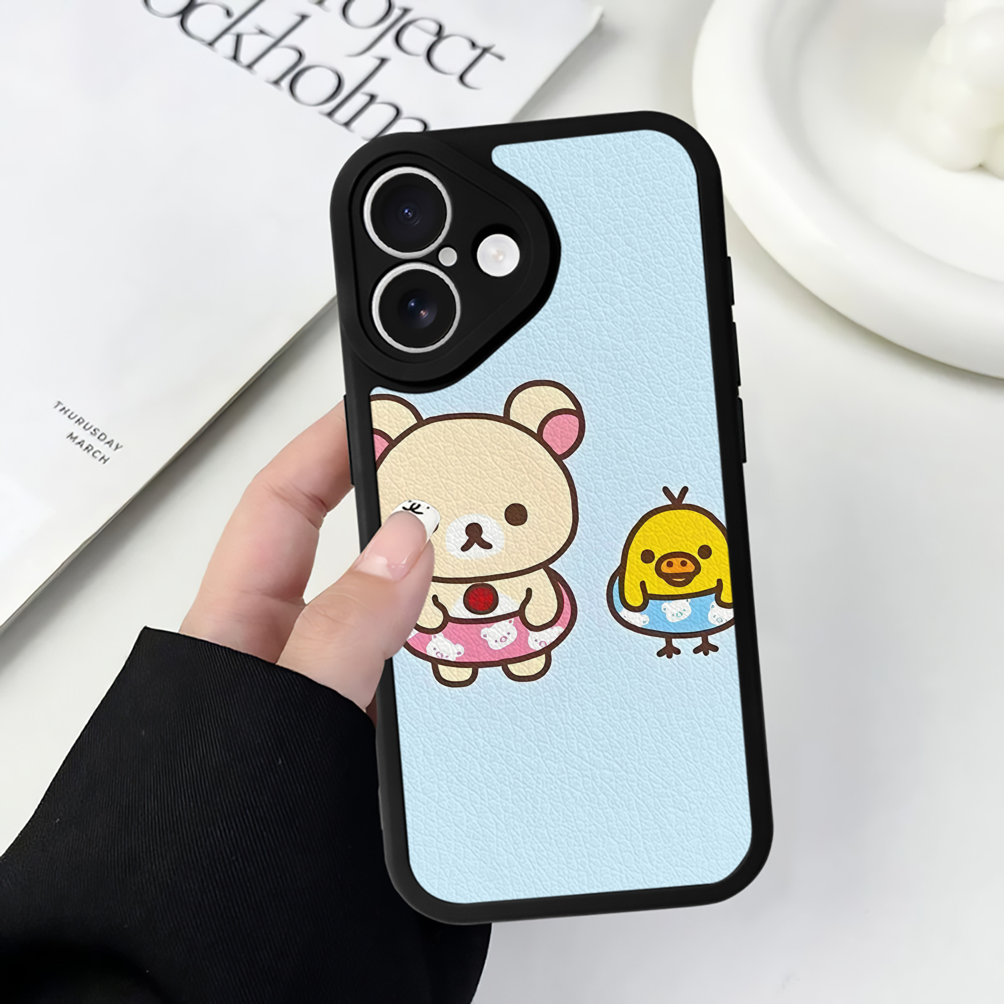 （画像用） リラックマ リラックマ キイロイトリ Rilakkuma Korilakkuma Kiiroitori 【iPhone 16シリーズ対応】シリコンスマホケース（レザー調） 材質：シリコン